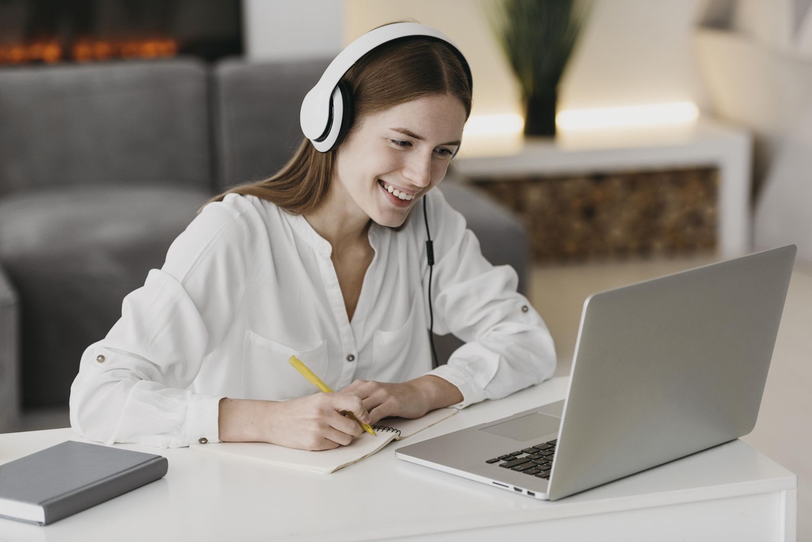 Trabajadora siguiendo un curso online bonificado desde su puesto
